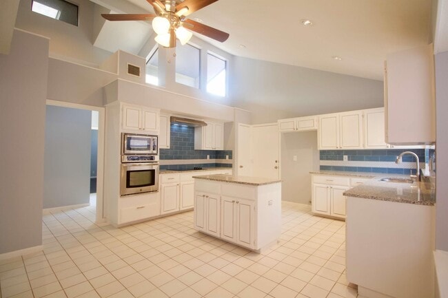 Building Photo - 1806 Encino Bend