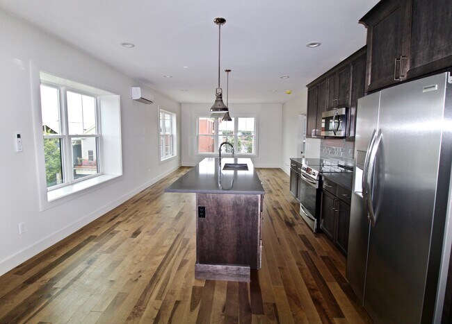 Primary Photo - 408 Atwells Ave