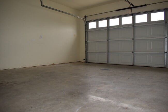 Building Photo - Large 2 story 3 bedroom 2 bathroom!