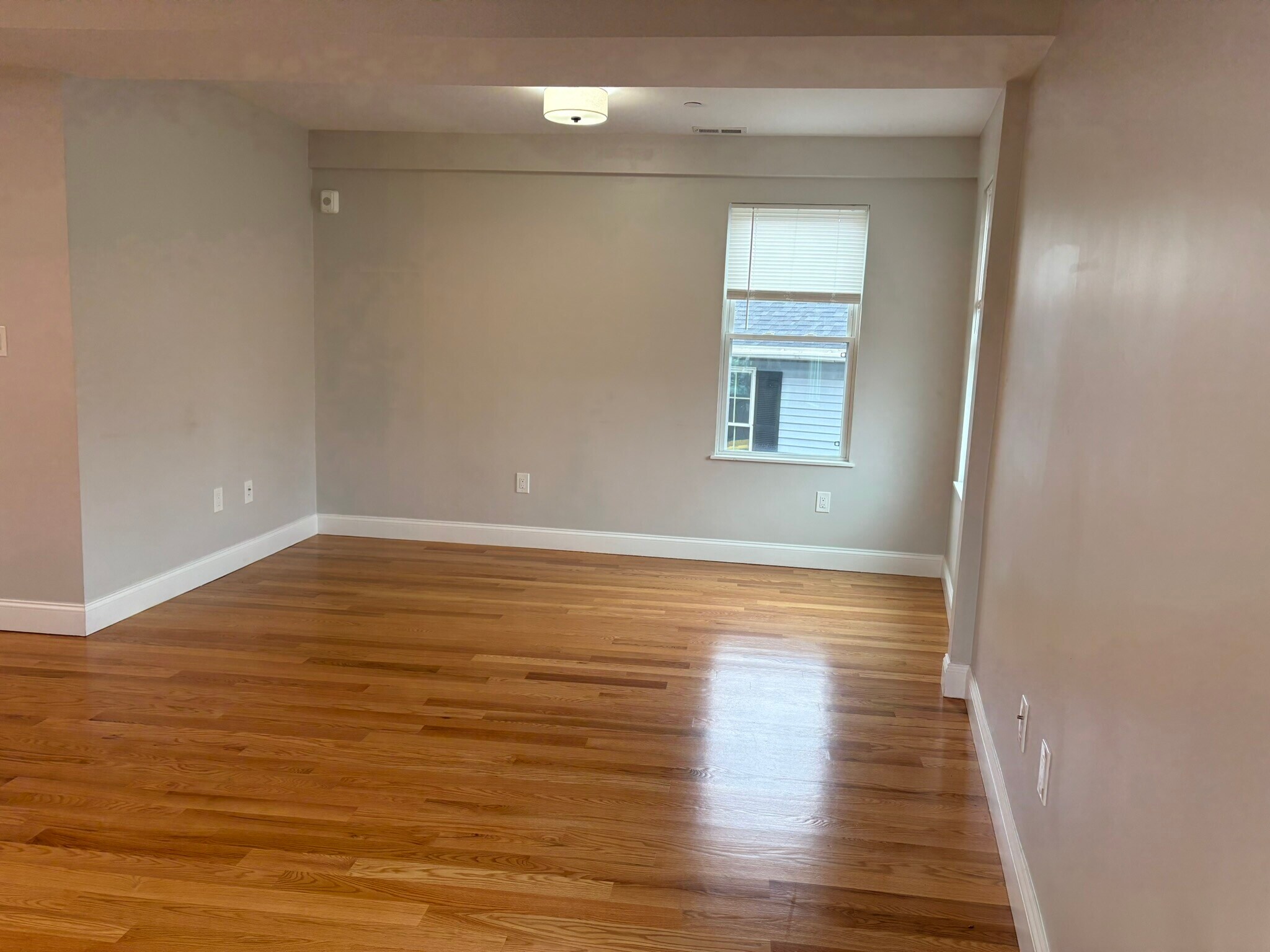 Building Photo - 595 Main St