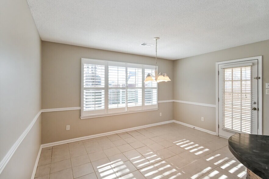 Building Photo - 5150 Bluff Springs Cove