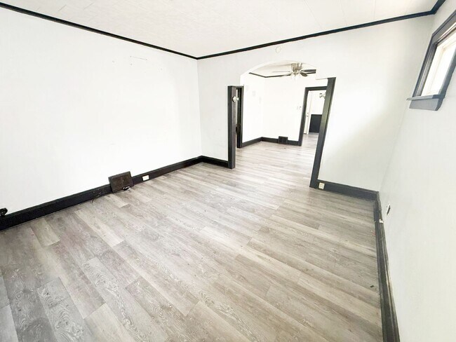 Building Photo - 4 BED 1 BATH BEAUTIFUL SINGLE FAMILY HOME ...