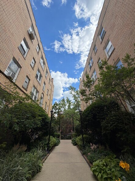Building Photo - 842 W Ainslie St