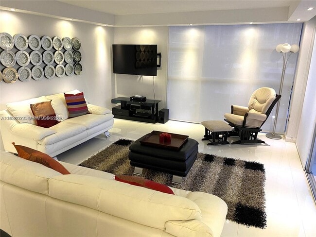 Building Photo - 3731 N Country Club Dr