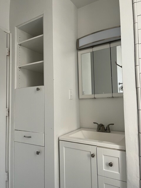 Bathroom - 1655 N Francisco Ave