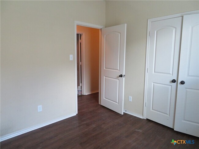 Building Photo - 554 Creekside Cir