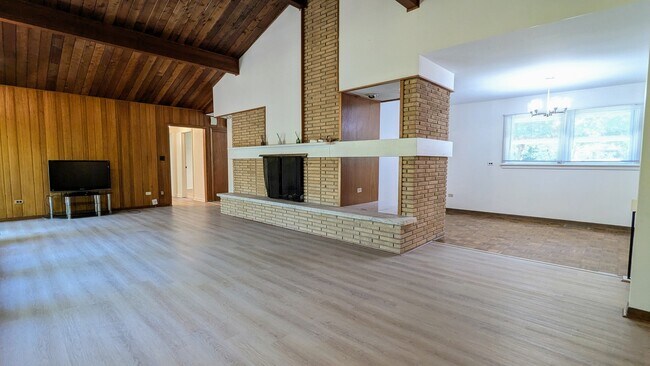 Building Photo - 2030 Crestwood Ln