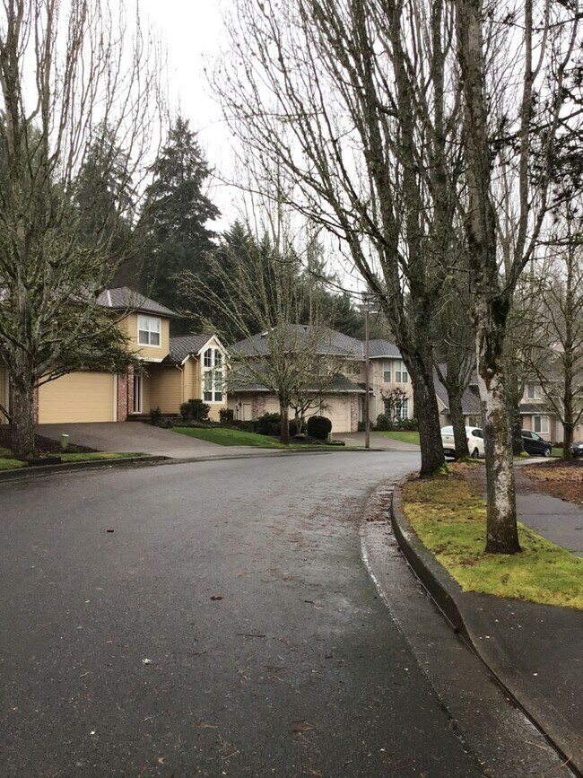 Building Photo - For Rent - Exceptional Murrayhill Location...