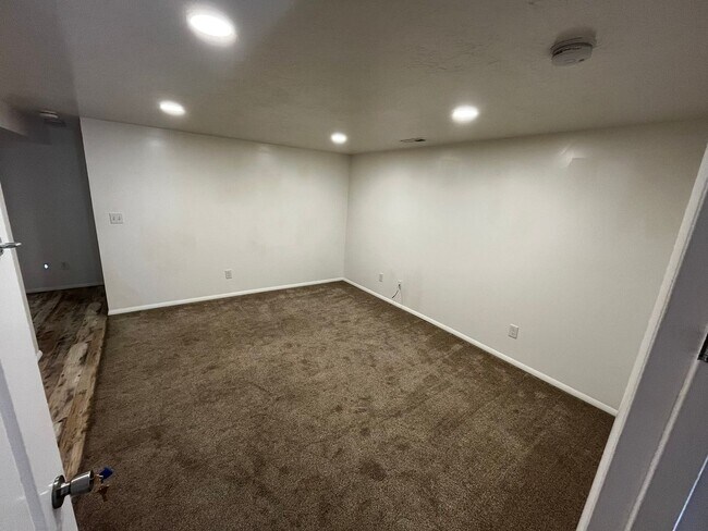 Building Photo - 568-574 E 200 S