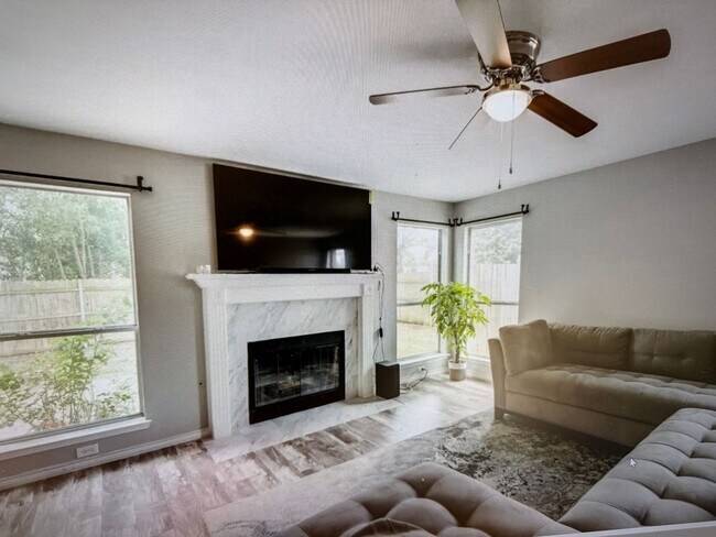 Building Photo - Lake Dallas Home!!