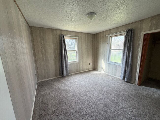 Building Photo - Clean, Updated Home with Large Yard in Klamath Falls