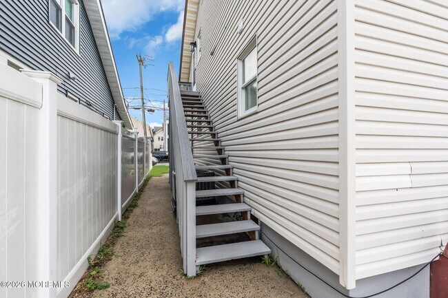 Building Photo - 117 18th Ave