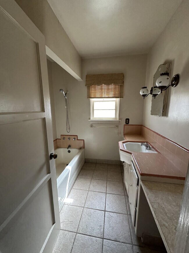 Building Photo - Charming 3 Bedroom, 2 Bath Home with Sunroom!