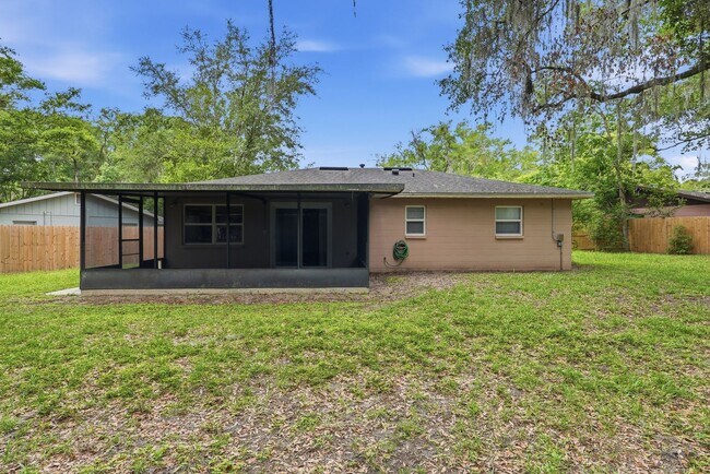 Building Photo - Roomy 3 bedroom 2 bath with great fenced yard