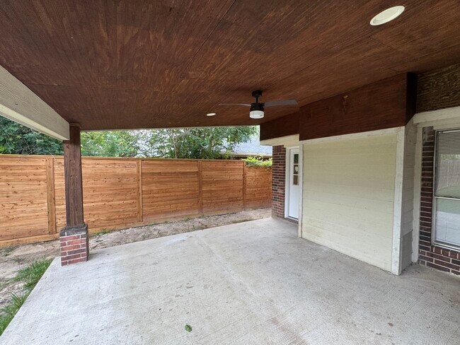 Building Photo - 21111 Woodland Green Dr