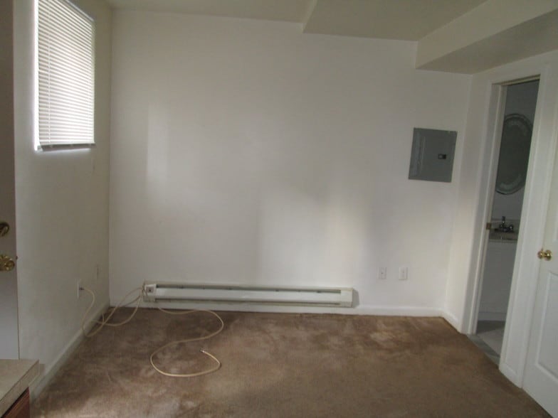 Living Room - 42 Avon Pl