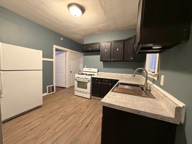 Building Photo - Updated 4 Bedroom Home with Off-Street Parking