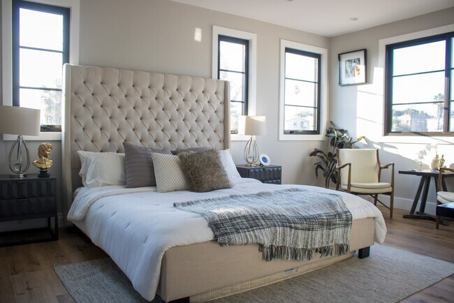 Building Photo - 1348 S Burnside Ave