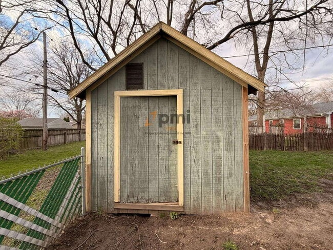 Building Photo - 325 Lahonda Dr