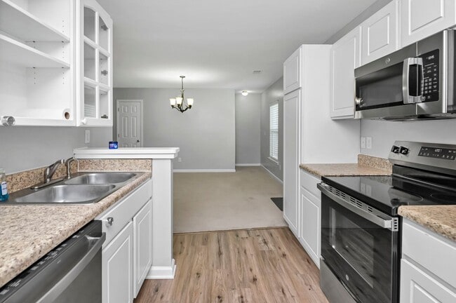 Building Photo - Freshly Updated 3 bedroom Home with New Ro...
