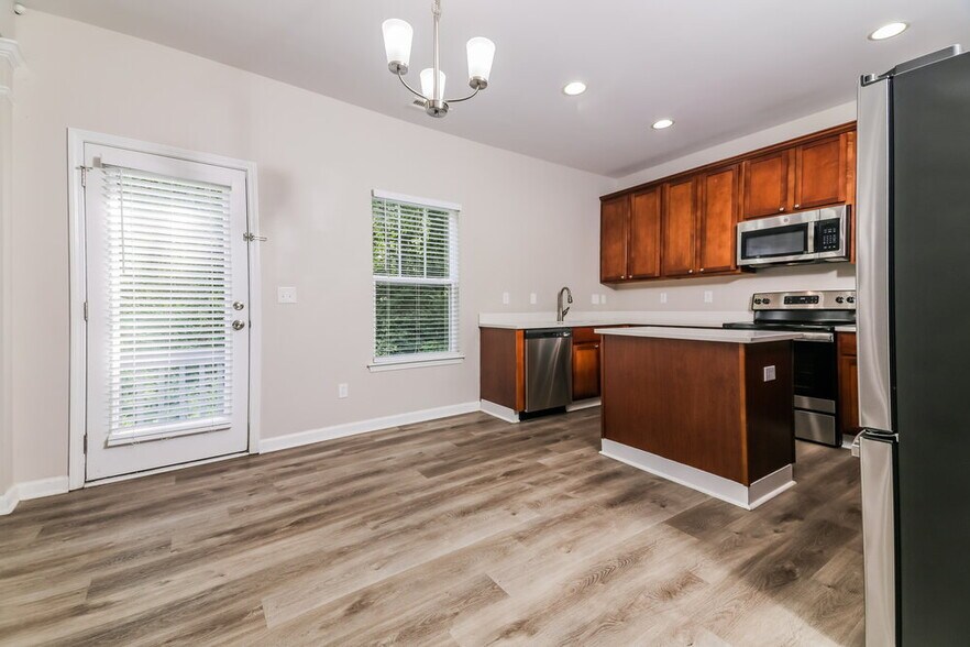 Building Photo - 3501 Pinkham Way