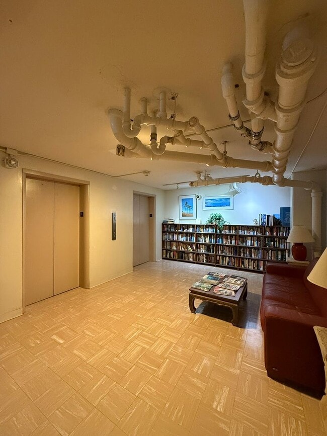 Building Photo - 1br/1ba/1pkg Condo w/Large Lanai PETS NEGOTIABLE!