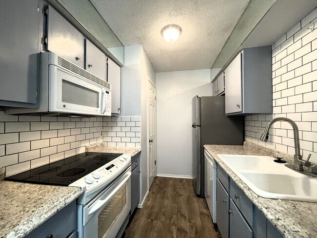 Primary Photo - 1 Bedroom Condo In Cedar Lakes Estates!! H...