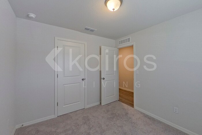 Building Photo - 1156 Sword St