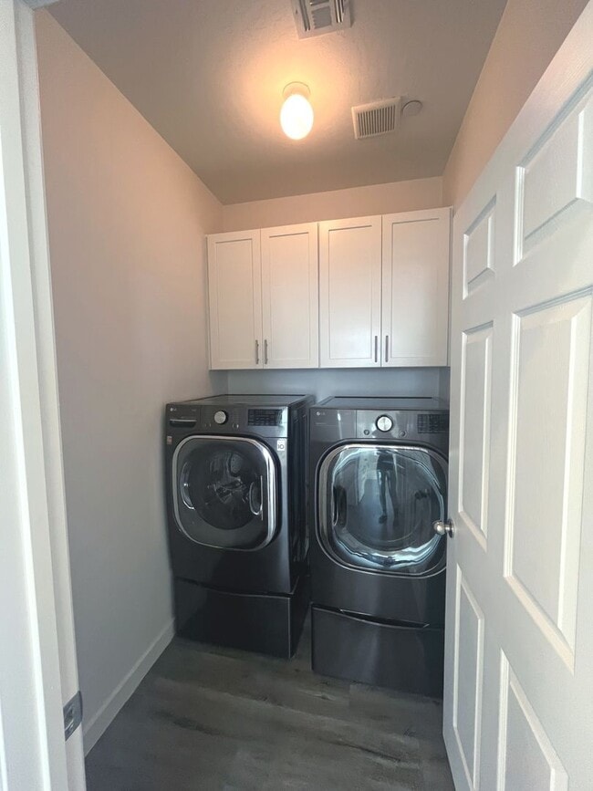 Building Photo - Single-story 1326 sq ft, townhome built in 2019 w/3 bed, 2 bath & spacious attached 2-car garage ...