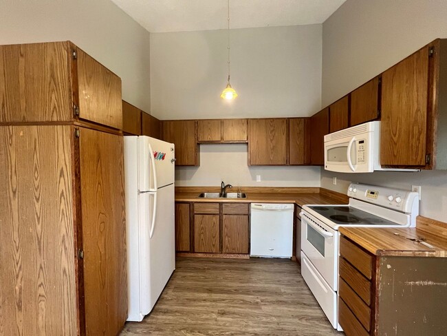Building Photo - 4 Bedroom Twinhome in West Fargo!!
