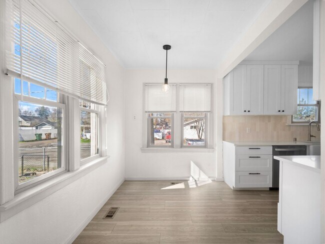 Building Photo - Modern & Cozy Retreat in Spokane – Prime Location Near Downtown