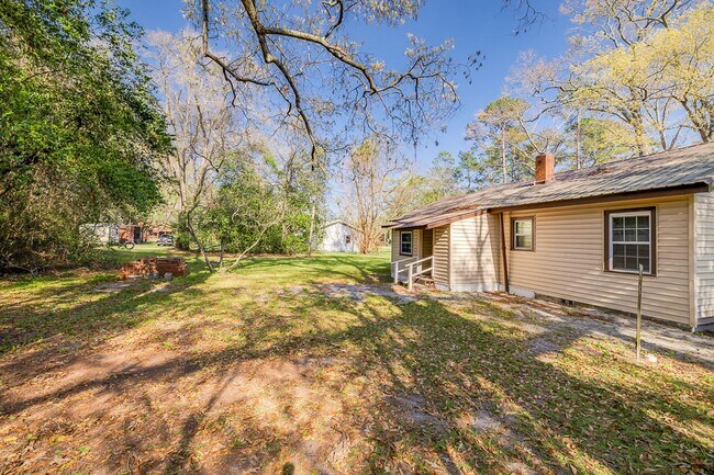 Building Photo - Spacious 3BR Home in Newington – Quiet Living with Room to Enjoy