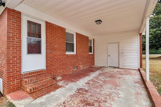 Building Photo - 3BD/1BA All Brick Ranch on One Acre!