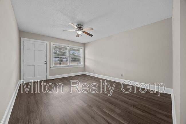 Building Photo - 204 McNeil St