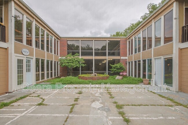 Building Photo - 6016 Leavenworth Rd