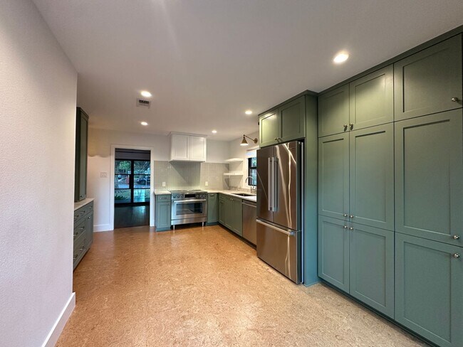 Building Photo - 4711 Fairview Dr