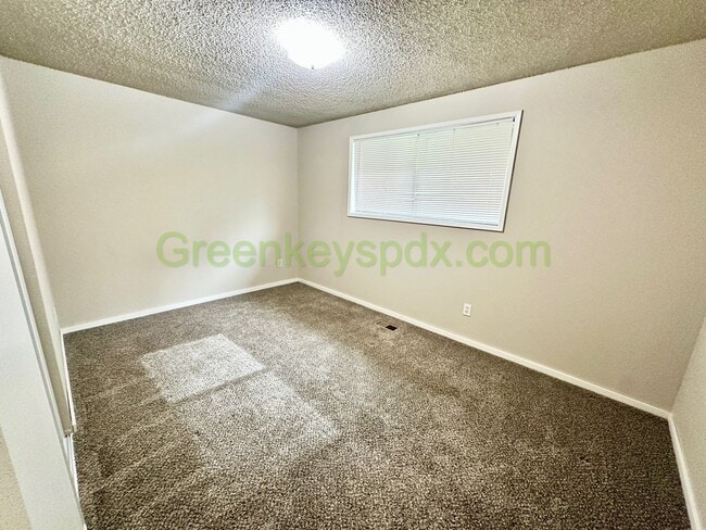 Building Photo - Beautiful Milwaukie 3 Bedroom