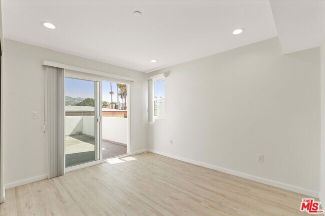 Building Photo - 1409 N Hobart Blvd