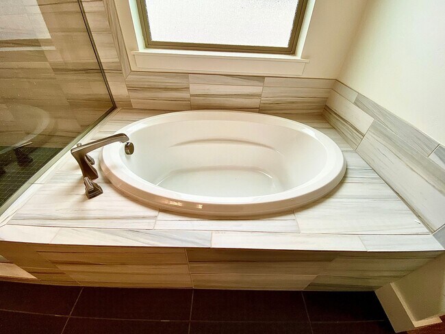 Building Photo - Beautiful Custom 6 Bedroom (2 Primary Bedrooms!) +Office located in NW Meridian