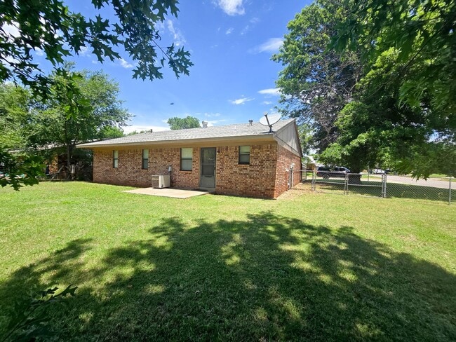 Building Photo - 3 Bed brick home in Tecumseh