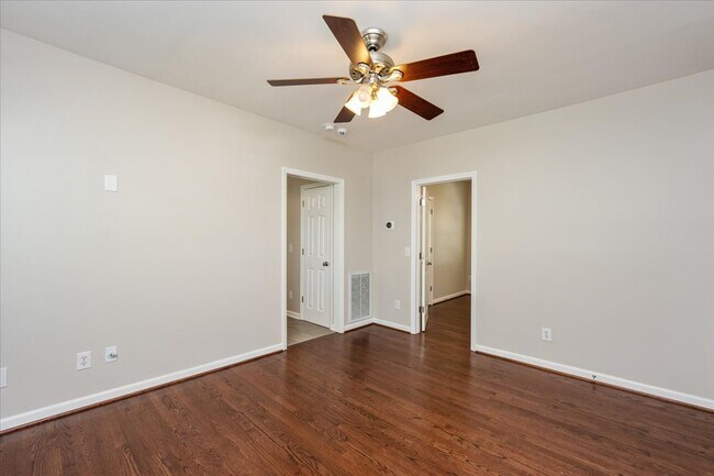 Building Photo - 406 Pershing Rd