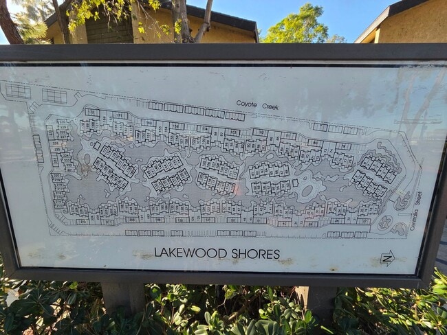 Building Photo - Charming 1 Bed, 1 Bath Lakewood Shores condo!