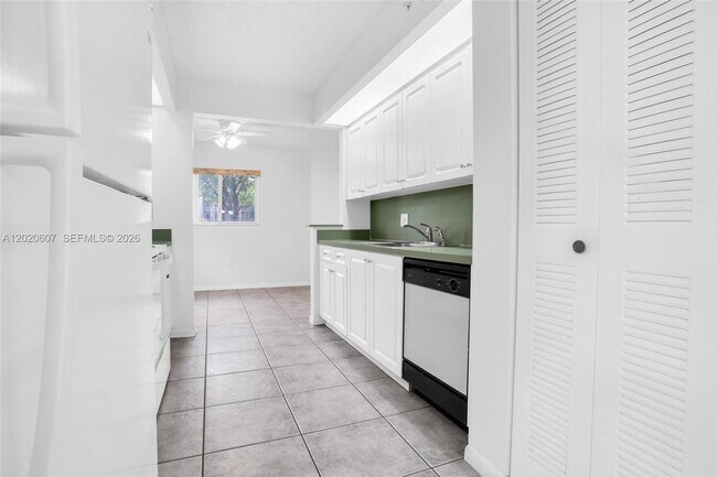 Building Photo - 900 SW 142nd Ave