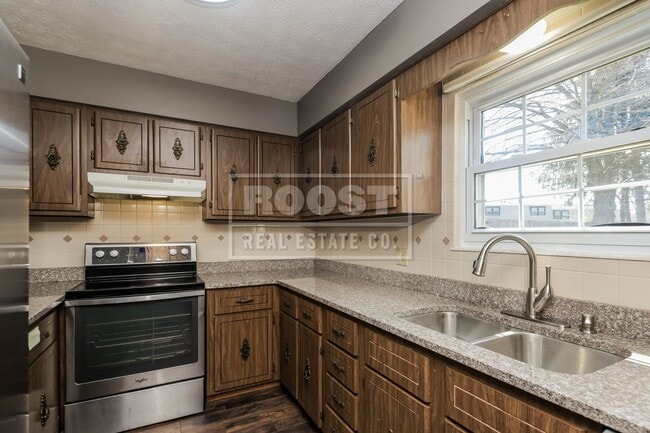 Building Photo - Three bedrooms, two bathroom single family home in Springfield.