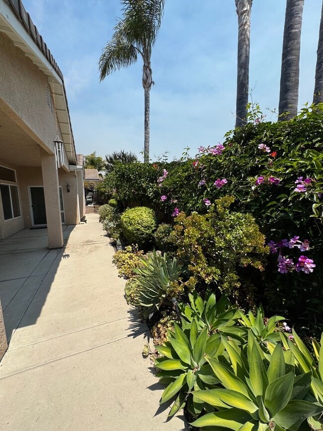 Building Photo - 4 Bed 2 Bath Charming and Well-Cared-For H...