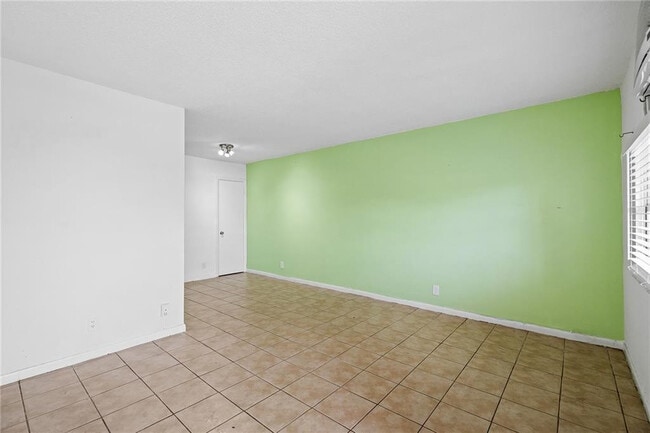 Building Photo - 1142 NE 4th Ave