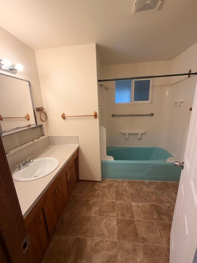 Building Photo - Rambler Style Home