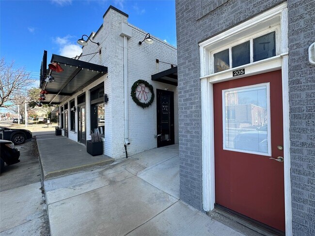 Building Photo - 311 S Locust St