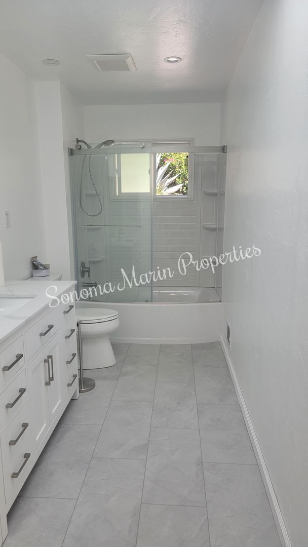 Building Photo - ~Stunning Remodeled 2 Bed/1 Bath Home in S...