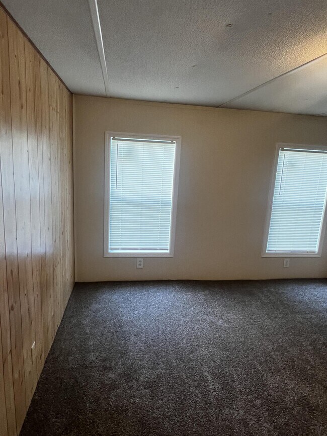 Building Photo - 1027 Aaron Ln